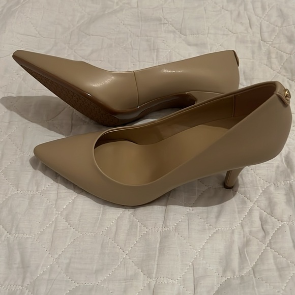 Michael Kors Alina Flex Leather Pumps - Picture 5 of 6